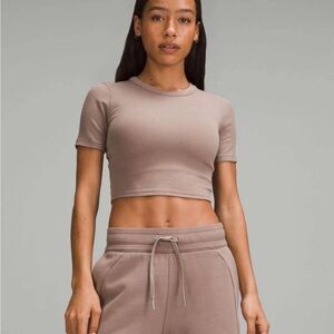 e4-101 lululemon Tight Straight hem cropped T shirt